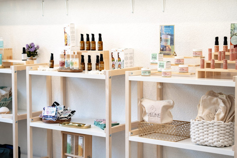 Rayons de la boutique Swiss Co’Labs à Chavornay, cosmétiques naturels de marques suisses