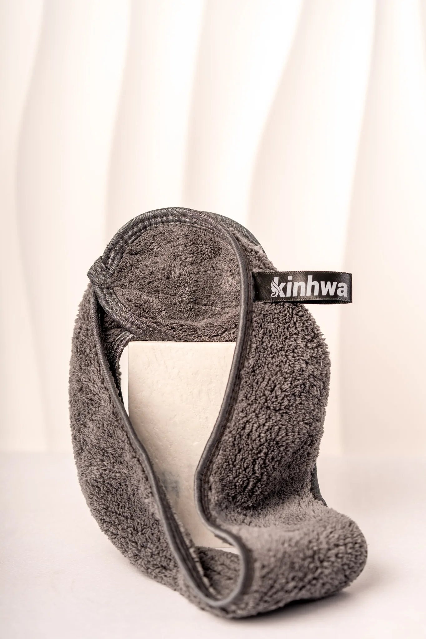 Bandeau pour cheveux noir avec manchons