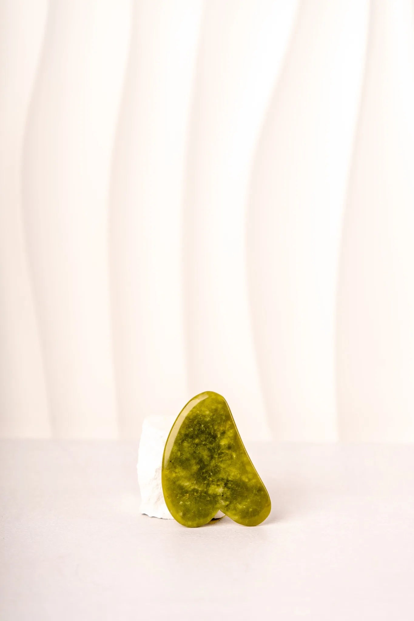 Gua-sha pour le visage en pierre vert foncé