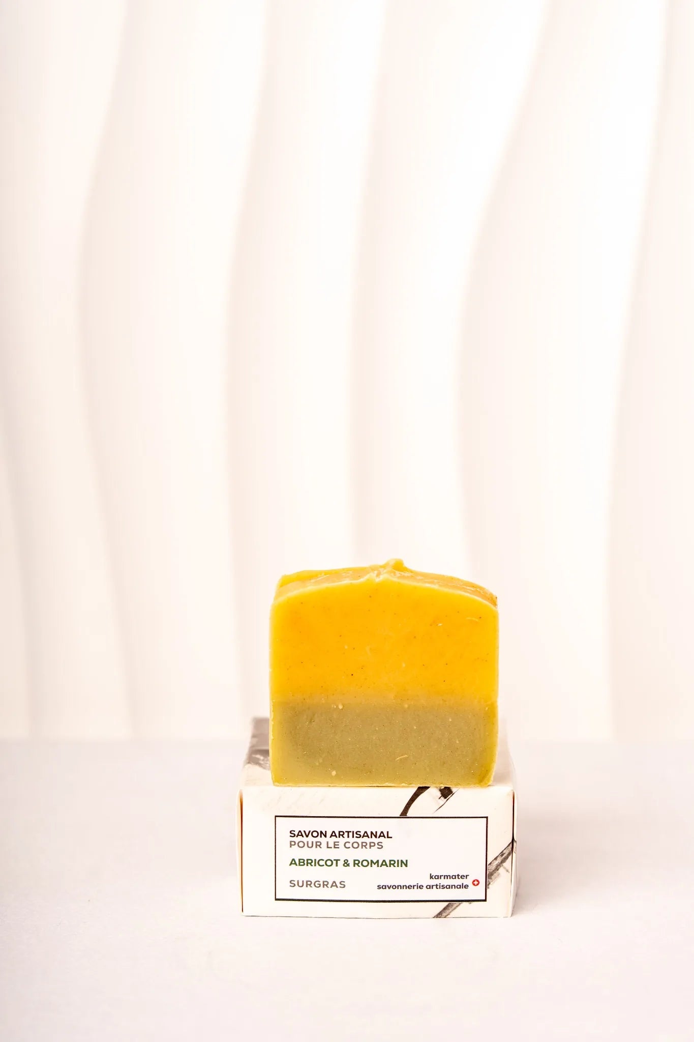 Savon artisanal pour le corps abricot et romarin de la marque Karmater