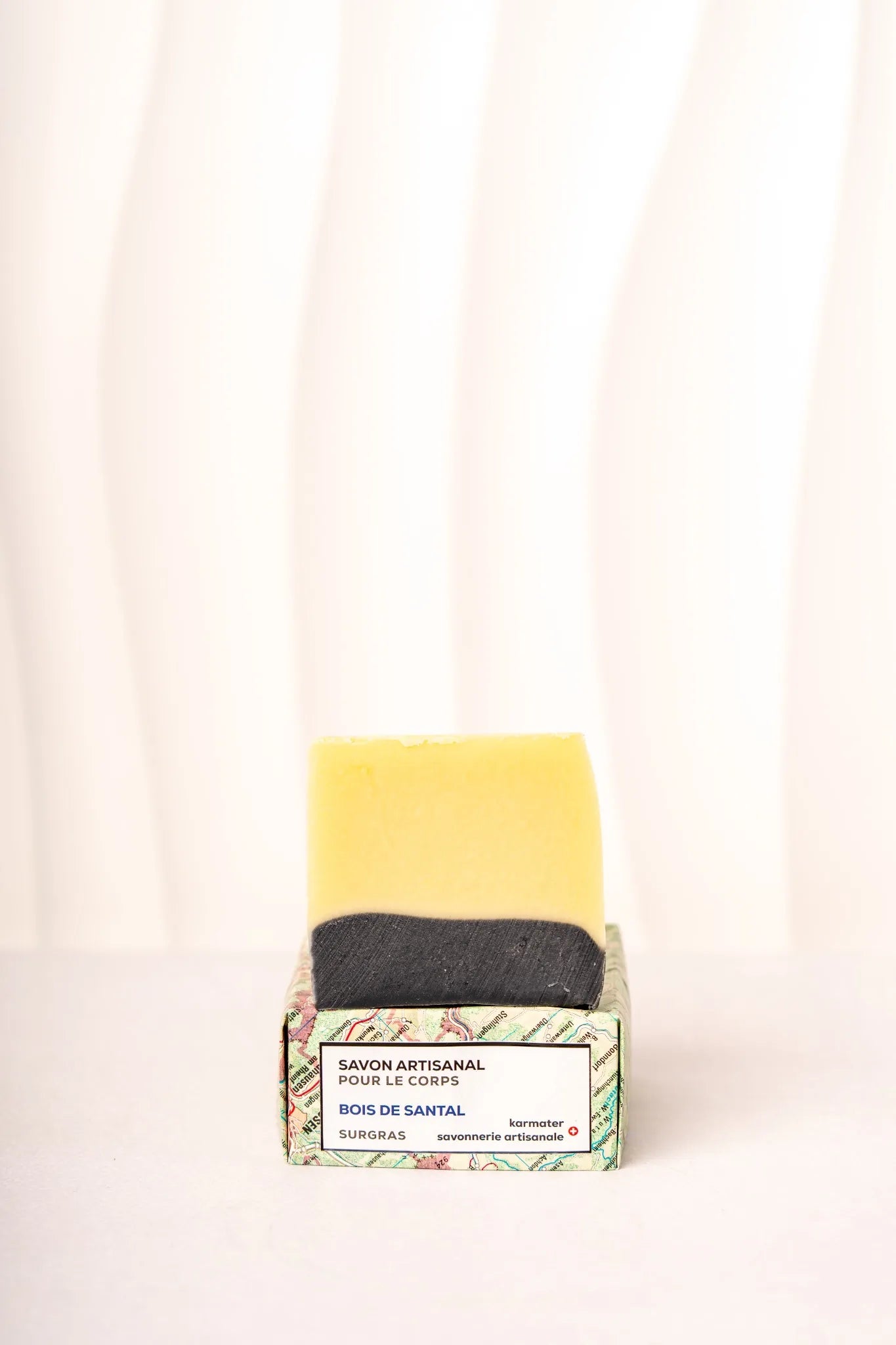 Savon artisanal pour le corps aux bois de santal de la marque Karmater
