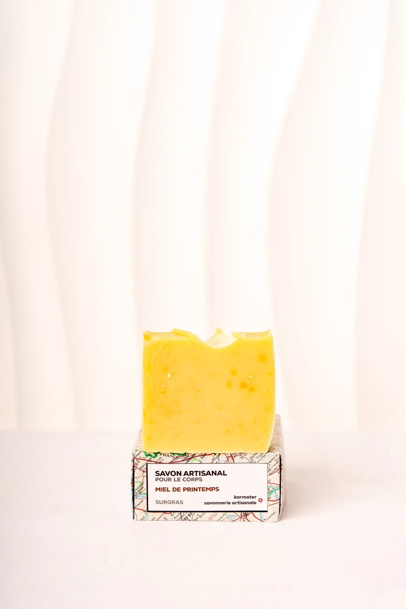 Savon artisanal pour le corps au miel de printemps de la marque Karmater