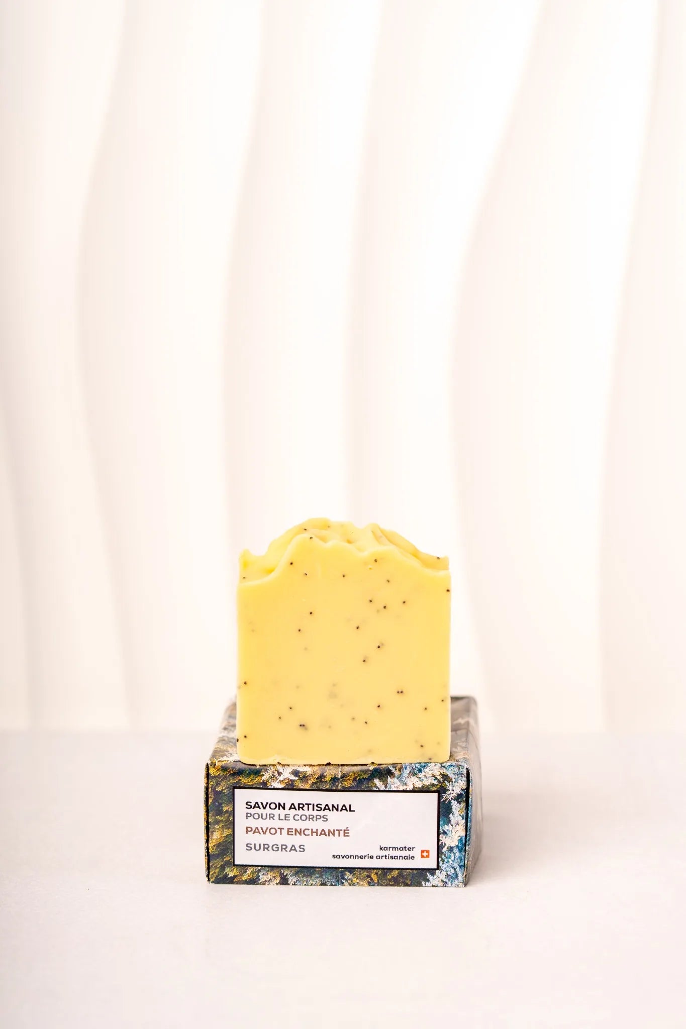 Savon artisanal pour le corps aux pavots de la marque Karmater
