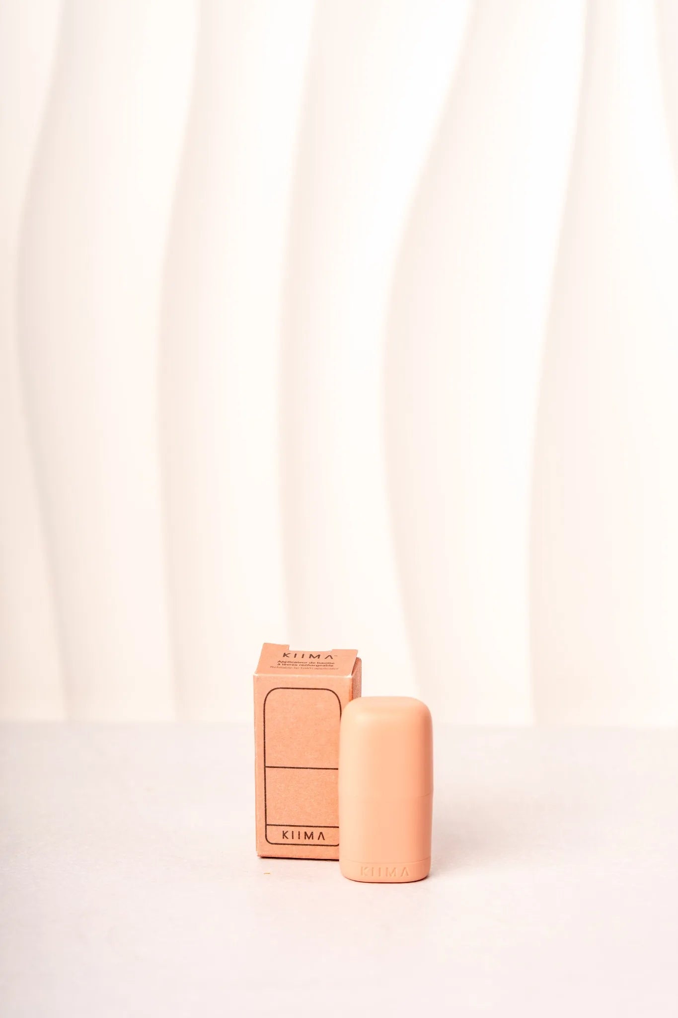 Applicateur de baume à lèvre à la pêche rechargeable de la marque Kiima