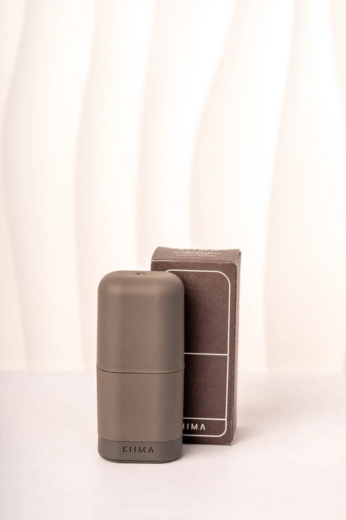 Applicateur de baume à lèvre gris de la marque Kiima