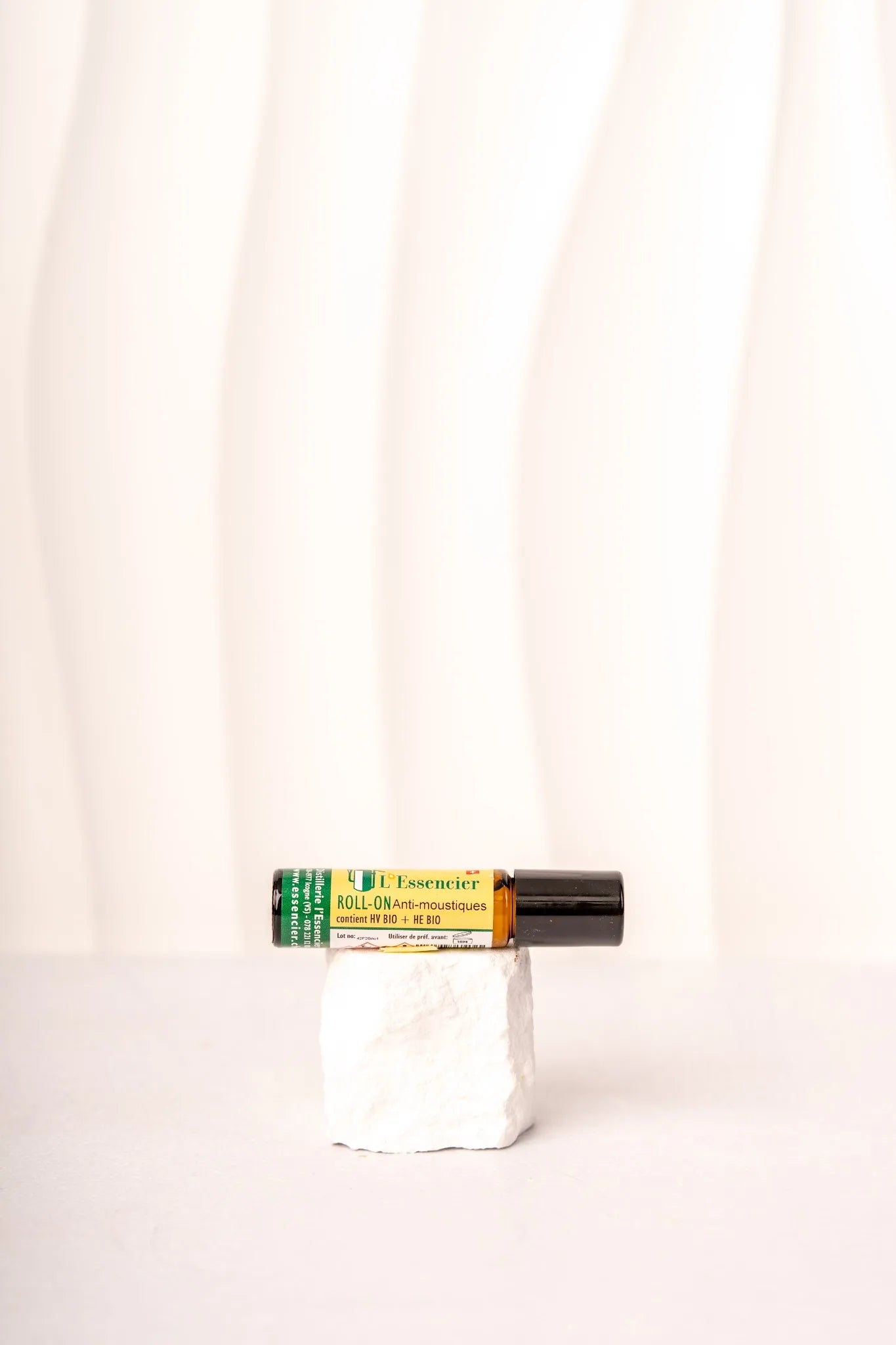 Roll on anti-moustiques de la marque L'Essencier